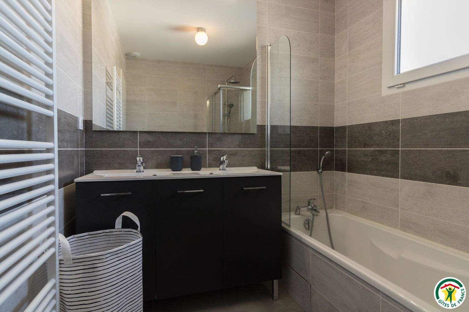 Badewanne, Haartrockner, Handtücher