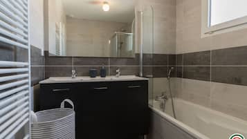 Baignoire, sèche-cheveux, serviettes fournies