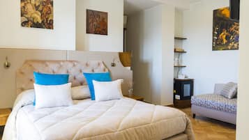 Habitación triple Deluxe | Minibar, caja de seguridad en la habitación y escritorio