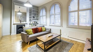 Leilighet, 2 soverom (Sleeps 6) | Oppholdsområde | En 32-tommers Flatskjerm-TV med Parabol-TV samt TV