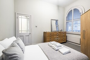 Apartemen, 2 kamar tidur (Sleeps 6) | 2 kamar tidur, setrika/meja setrika, dan Wi-Fi gratis