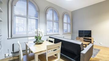 Apartment, 2 Bedrooms (Sleeps 6) | In-room dining