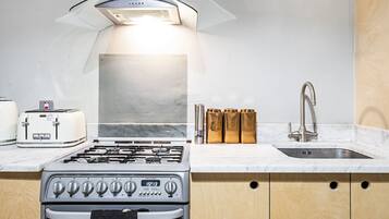 Apartment, 2 Bedrooms (Sleeps 6) | Private kitchen | Fridge, microwave, oven, stovetop