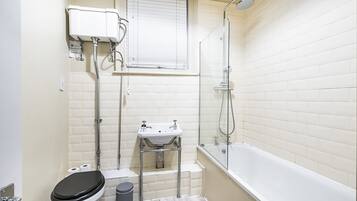 Apartment, 2 Bedrooms (Sleeps 6) | Bathroom | Free toiletries, hair dryer, towels