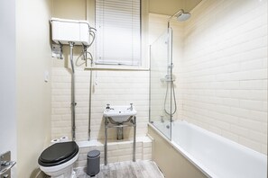 Appartement, 2 chambres (Sleeps 6) | Salle de bain | Articles de toilette (gratuits), séchoir à cheveux, serviettes fournies