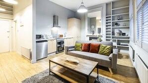 Leilighet, 2 soverom (Sleeps 6) | Oppholdsområde | En 32-tommers Flatskjerm-TV med Parabol-TV samt TV