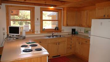 Cabane Confort | Cuisine privée | Grand réfrigérateur, micro-ondes, four, cafetiÚre/bouilloire