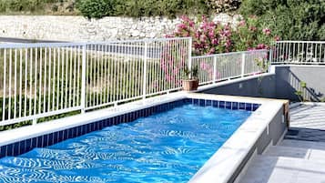 Villa (Five-Bedroom Villa with Pool) | Piscina | Una piscina al aire libre de temporada, sombrillas, tumbonas