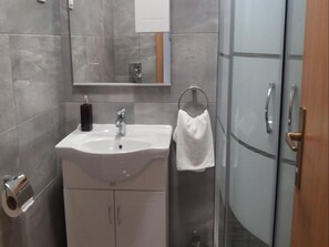 Villa (Five-Bedroom Villa with Pool) | Baño | Regadera y toallas 