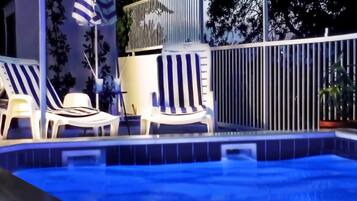 Hồ bơi ngoài trời phục vụ theo mùa, dù/ô trên bãi biển/hồ bơi