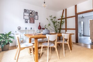 ซิตี้อพาร์ทเมนท์ (incl. cleaning fee 1) | บริการอาหารในห้องพัก