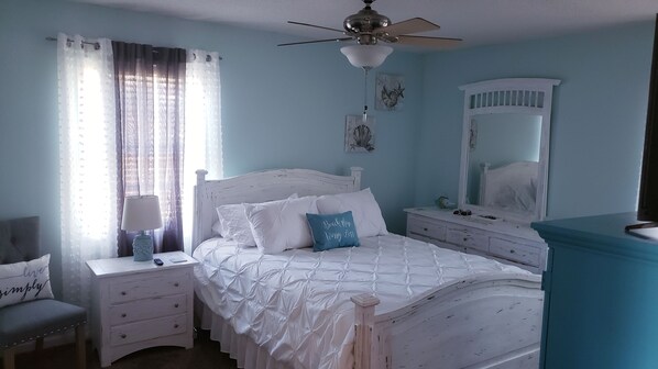 3 chambres, bureau, fer et planche à repasser, lit parapluie