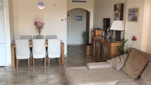 Apartment, Mehrere Betten | Wohnzimmer | 30-Zoll-Fernseher mit Kabelempfang
