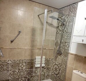 Combined shower/bathtub, deep-soaking bathtub, hair dryer, towels