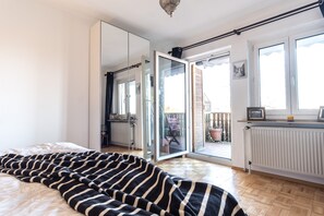 Residenza Tradizionale (incl. cleaning fee) | 1 camera, una scrivania, postazione laptop, ferro/asse da stiro