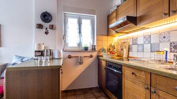 Townhouse Tradisional (incl. cleaning fee) | Dapur pribadi | Lemari es, oven, kompor, dan ketel listrik