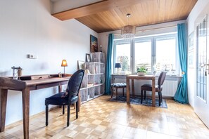 Traditional Townhome (incl. cleaning fee) | Living area | Smart TV, Netflix, streaming services - Gemütliches Haus mit Garten und Balkon (Nuremberg)