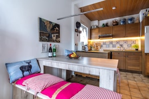 Maison en rangée traditionnelle (incl. cleaning fee) | Cuisine privée | Réfrigérateur, un four, surface de cuisson, bouilloire électrique
