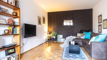 Traditional Townhome (incl. cleaning fee) | Living area | Smart TV, Netflix, streaming services