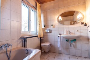 Maison en rangée traditionnelle (incl. cleaning fee) | Salle de bain | Ensemble baignoire-douche, séchoir à cheveux, serviettes fournies, savon