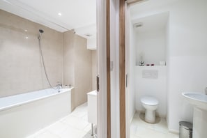 Apartemen, 2 kamar tidur, lantai dasar (sleeps 6) | Kamar mandi | Perlengkapan mandi gratis, pengering rambut, dan handuk