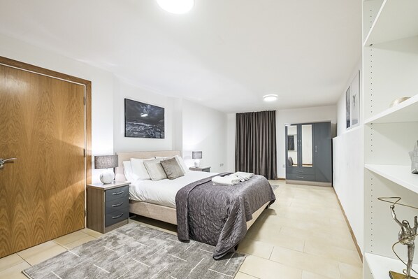 Apartment, 2 Bedrooms, Ground Floor (sleeps 6) | 2 bedrooms, individually decorated, individually furnished - Laystall Apartment (London)