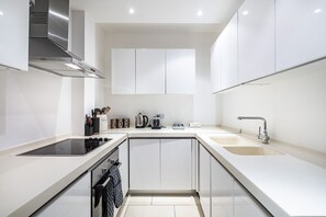 Apartemen, 2 kamar tidur, lantai dasar (sleeps 6) | Dapur pribadi | Lemari es, microwave, oven, dan kompor