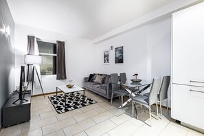 公寓, 2 间卧室, 一层 (sleeps 6) | 起居区 | 32-英寸纯平电视 （配备卫星频道）、电视
