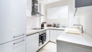 Apartment, 2 Bedrooms, Ground Floor (sleeps 6) | Private kitchen | Fridge, microwave, oven, stovetop - Laystall Apartment (London)