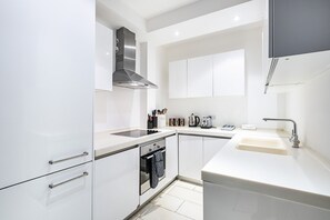 Apartment, 2 Bedrooms, Ground Floor (sleeps 6) | Private kitchen | Fridge, microwave, oven, stovetop - Laystall Apartment (London)
