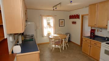 Comfort Cabin | Private kitchen | Full-sized fridge, microwave, oven, coffee/tea maker