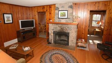 Comfort-mökki | Oleskelualue | 38–tuumainen LCD-televisio, jossa kaapelikanavat