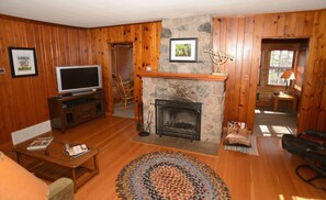 Comfort-mökki | Oleskelualue | 38–tuumainen LCD-televisio, jossa kaapelikanavat