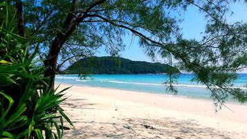 Am Strand, weißer Sandstrand, Strandtücher