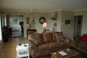 Mökki | Oleskelualue | 40–tuumainen LCD-televisio, jossa kaapelikanavat