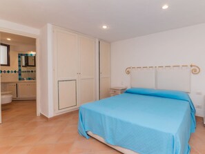 4 makuuhuonetta, vauvan matkasänky
