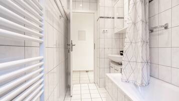 City-Apartment (incl. cleaning fee) | Badezimmer | Duschwanne, Haartrockner, Handtücher, Seife