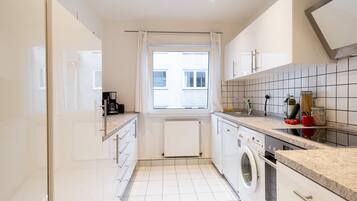 City Apartment (incl. cleaning fee) | Private kitchen | Full-size fridge, microwave, oven, stovetop