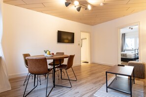 City Apartment (incl. cleaning fee) | In-room dining