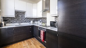 Huoneisto, 2 makuuhuonetta (Sleeps 6) | Yksityinen keittiö | Jääkaappi, mikroaaltouuni, uuni, liesi