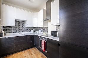 Apartment, 2 Bedrooms (Sleeps 6) | Private kitchen | Fridge, microwave, oven, stovetop - Royal College Apartments (London)