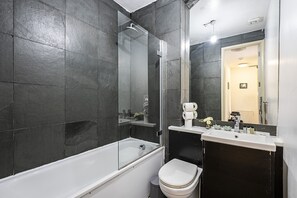 Appartement, 2 chambres (Sleeps 6) | Salle de bain | Articles de toilette gratuits, sèche-cheveux, serviettes fournies