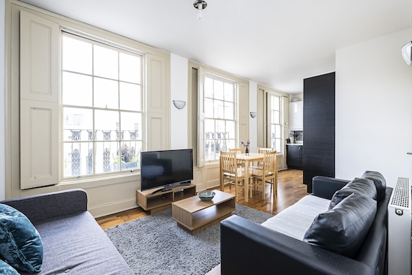 Apartment, 2 Bedrooms (Sleeps 6) | Living area | 32-inch flat-screen TV with satellite channels, TV - Royal College Apartments (London)