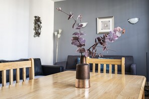 Apartment, 2 Bedrooms (Sleeps 6) | In-room dining