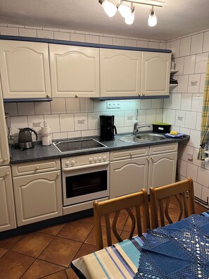 Een koelkast, een microgolfoven, een oven, een kookplaat