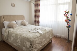 Escritorio, espacio para trabajar con laptop y cortinas blackout 
