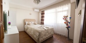 Escritorio, espacio para trabajar con un portátil, cortinas opacas