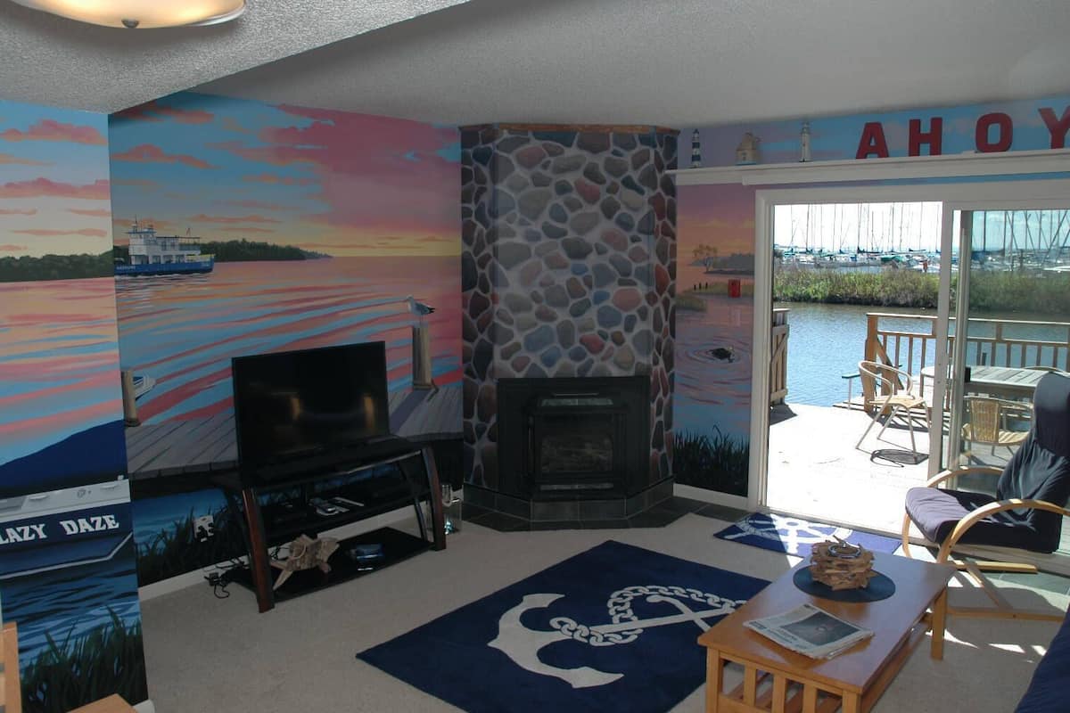 Condo 701 by Winfield Inn | Living room | 38-inch flat-screen TV with digital channels, TV