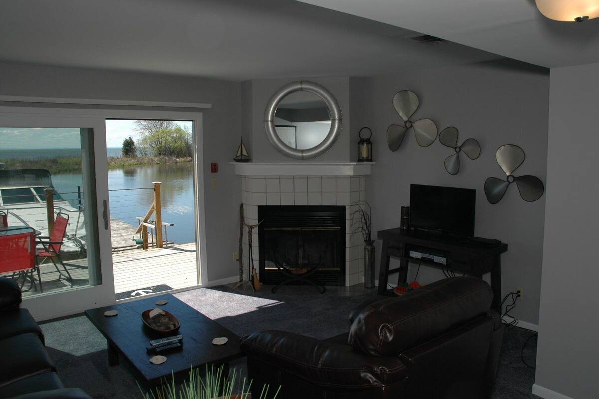 Condo 812 by Winfield Inn | Living room | 38-inch flat-screen TV with digital channels, TV