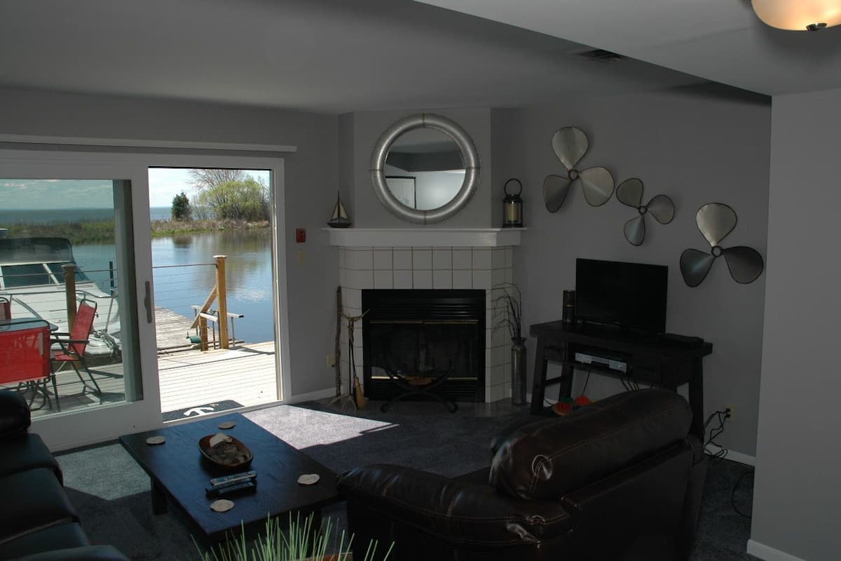 Condo 812 by Winfield Inn | Living room | 38-inch flat-screen TV with digital channels, TV